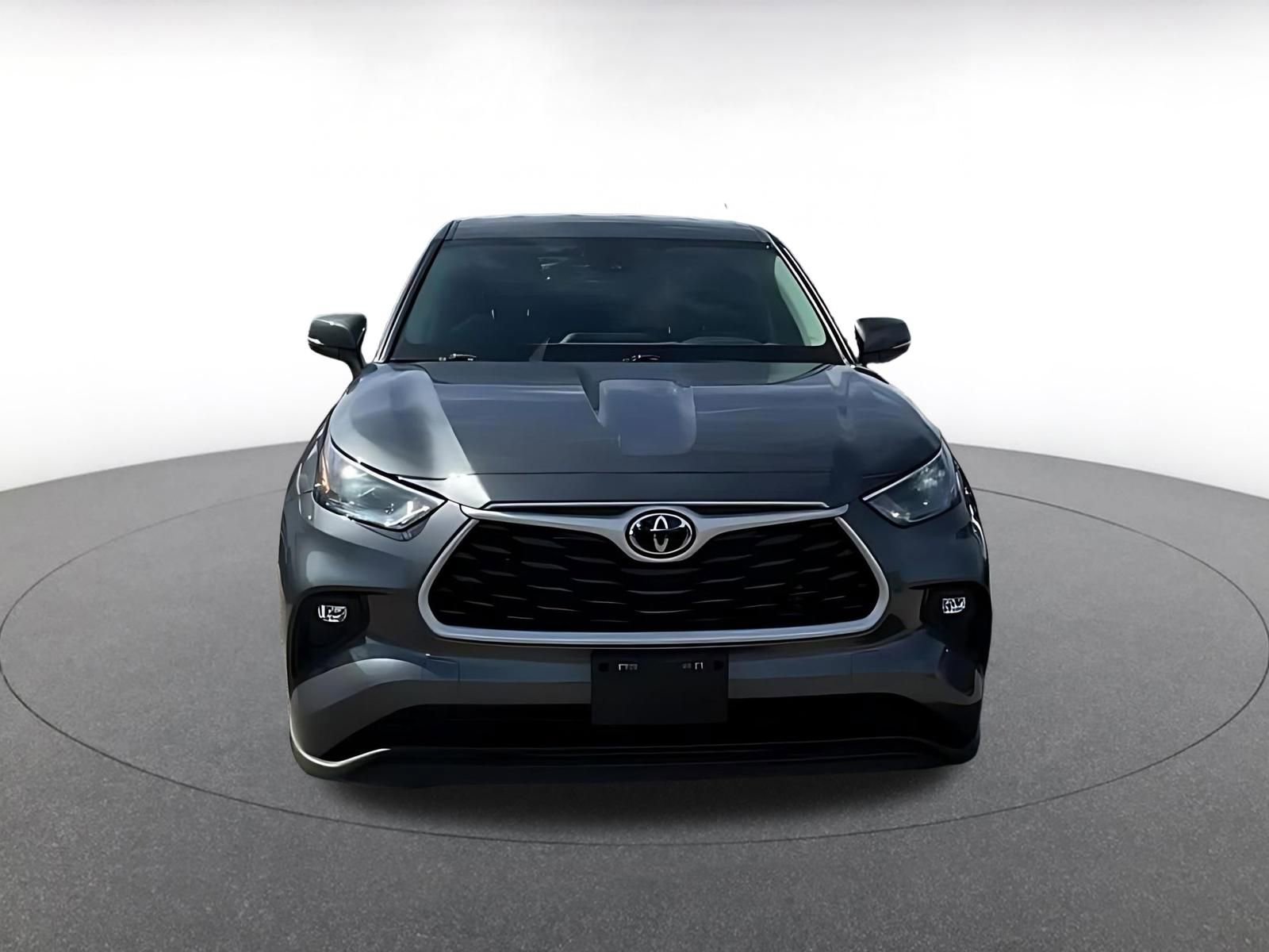 Used 2025 Toyota Highlander LE image 4