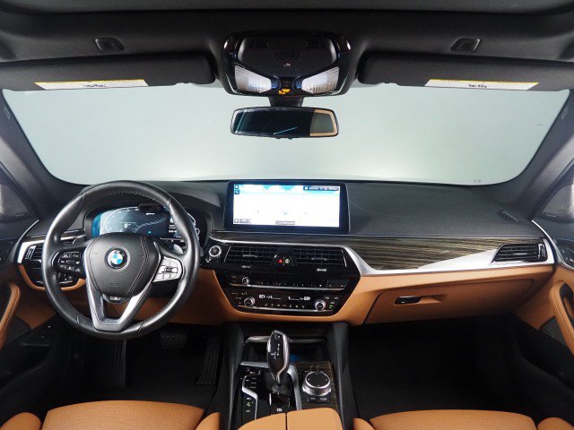 Used 2021 BMW 530e w/ Premium Package w/ Premium Package RWD image 3