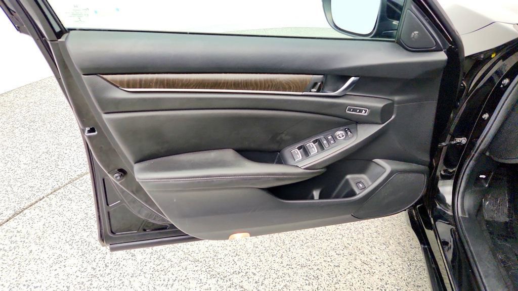 Used 2019 Honda Accord Touring image 11