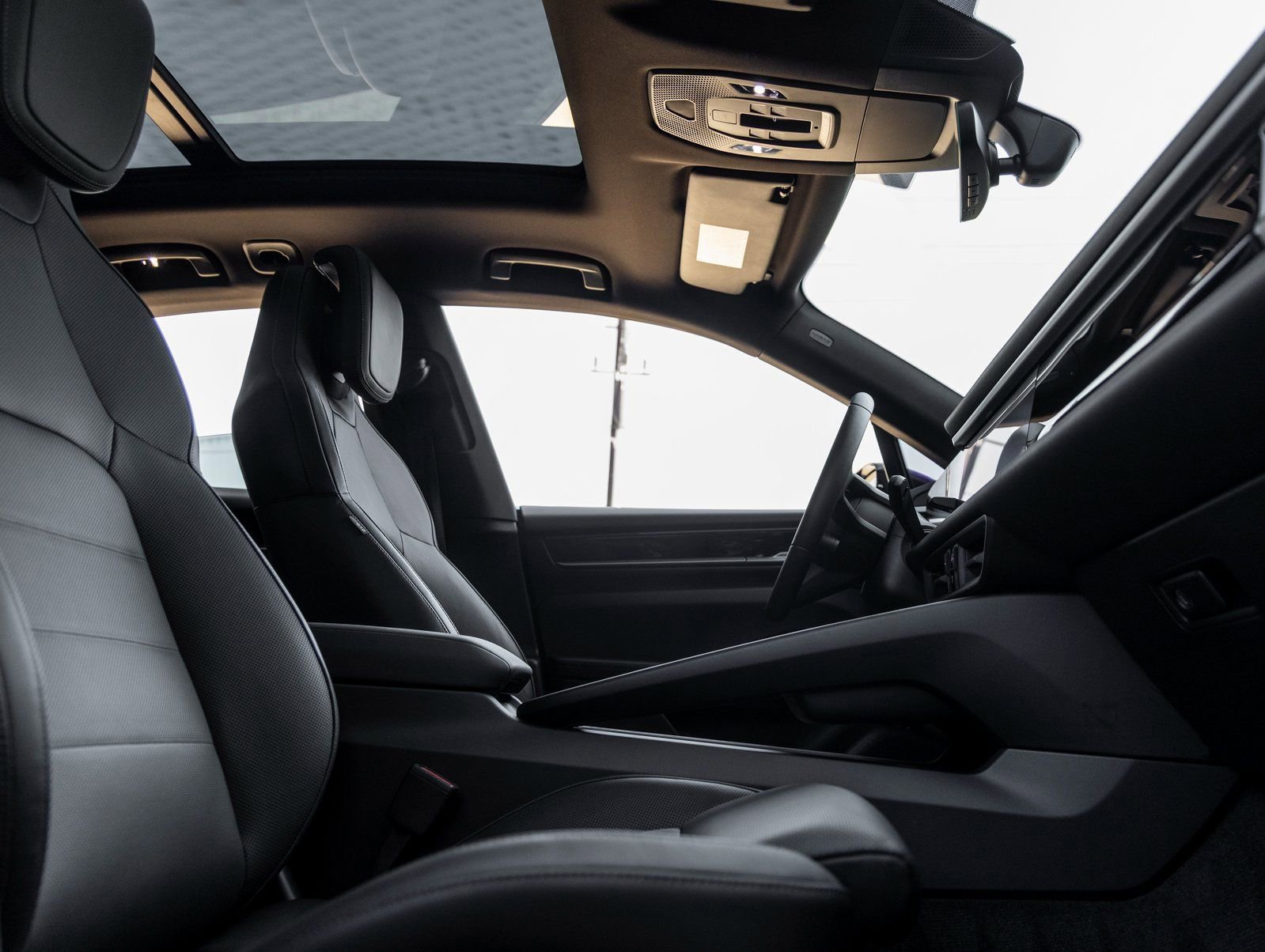 Certified 2025 Porsche Macan Electric image 43