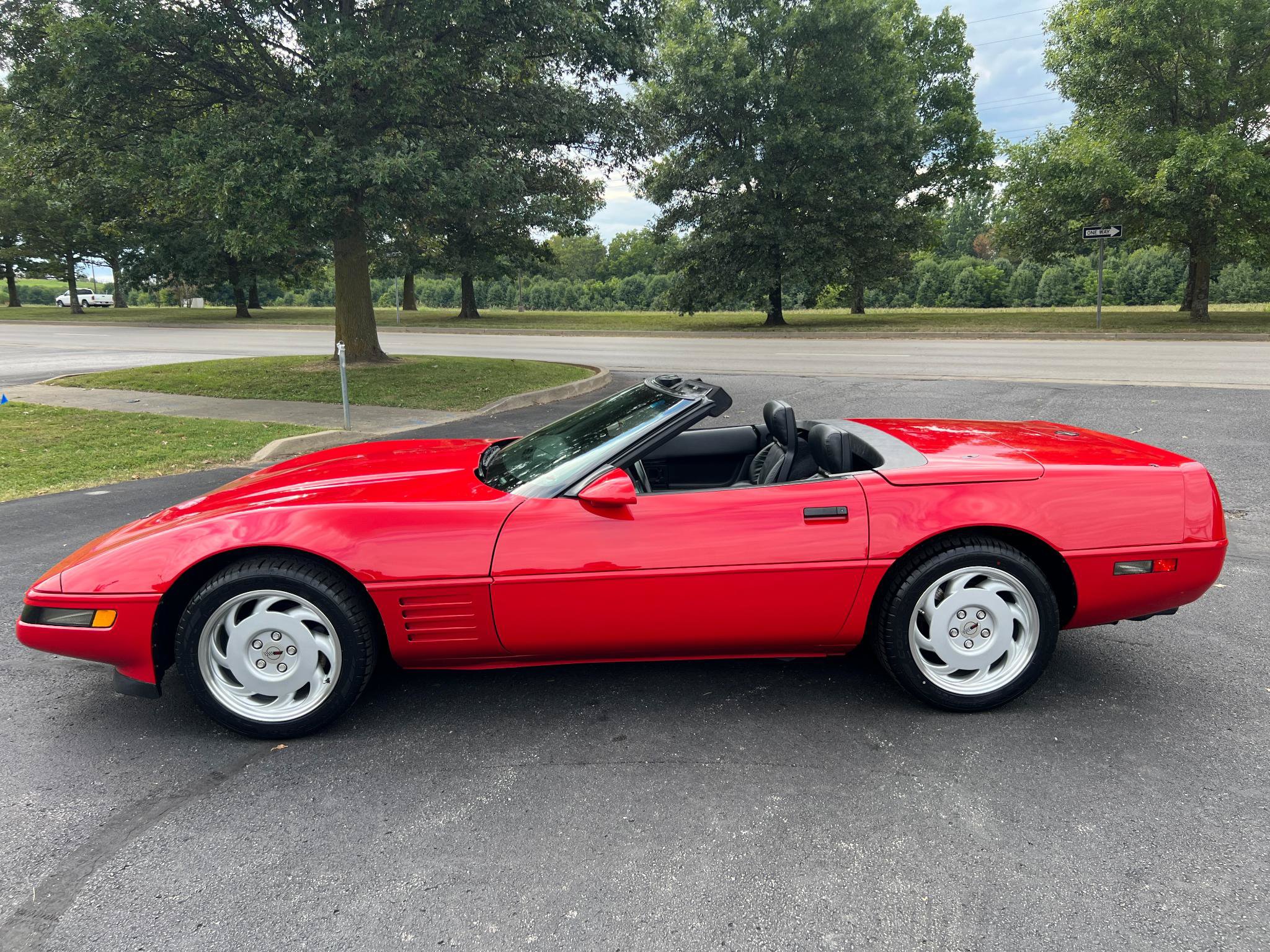 Used 1992 Chevrolet Corvette Convertible RWD image 6