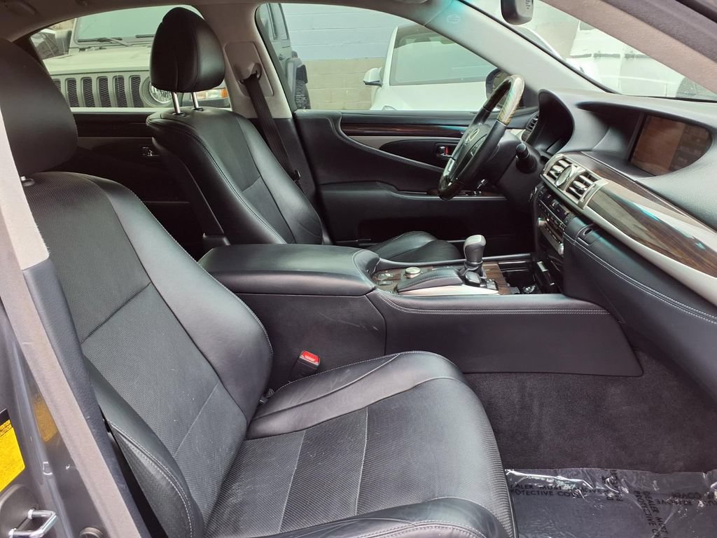 Used 2013 Lexus LS 460 w/ Comfort Pkg RWD image 6