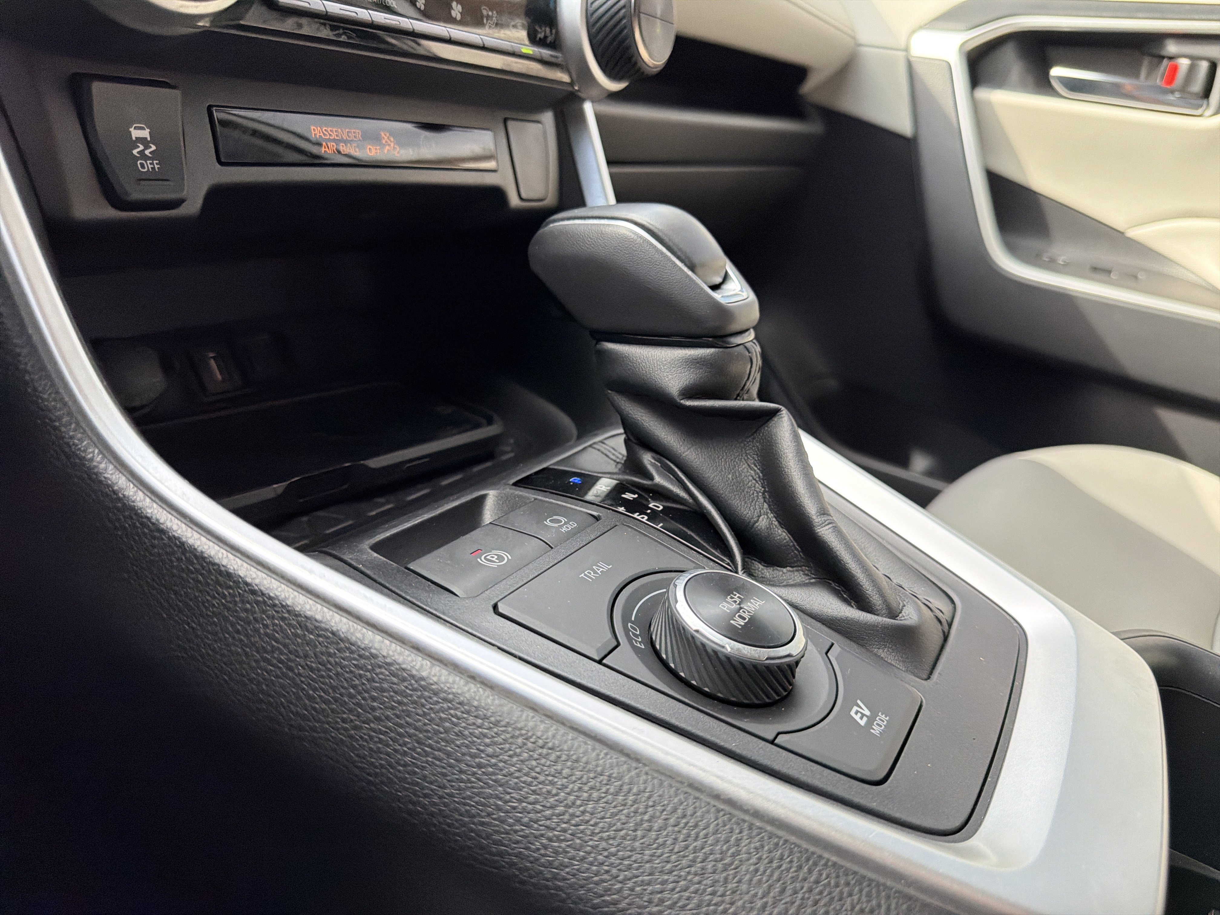 Used 2022 Toyota RAV4 XLE Premium image 32