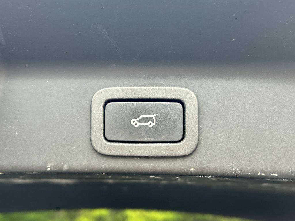 Used 2017 Jaguar F-PACE Premium image 13