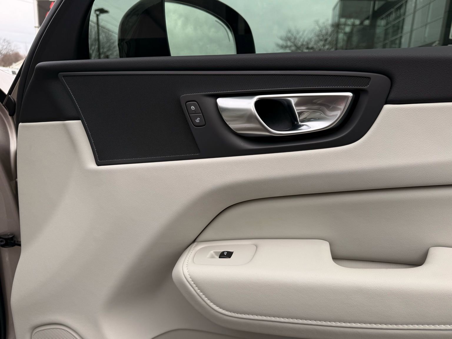 Used 2025 Volvo XC60 T8 Plus w/ Protection Package Premier image 21