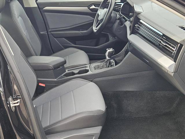 Used 2025 Volkswagen Jetta SE FWD image 21
