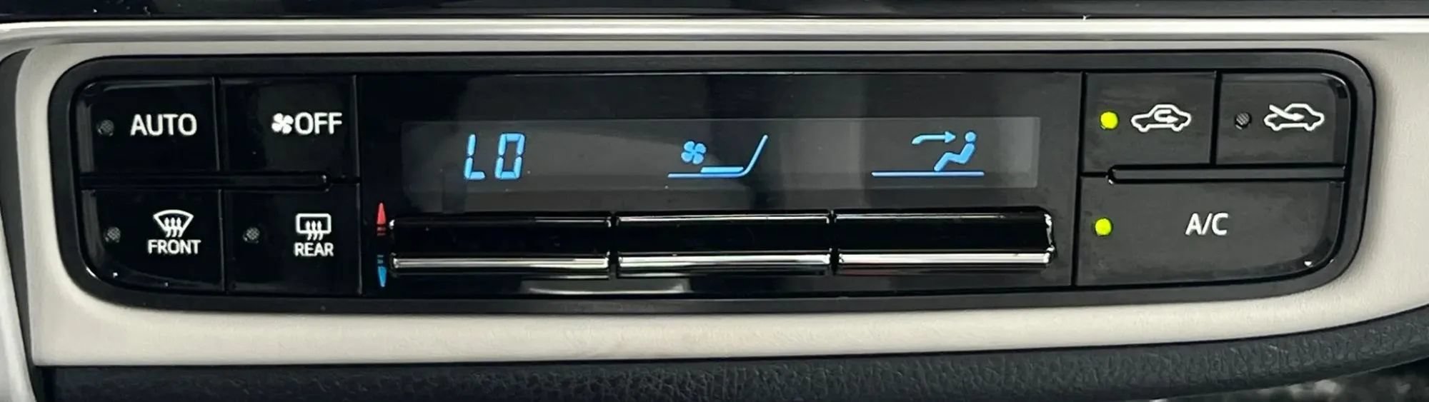 Used 2018 Toyota Corolla LE w/ Body Protection Package FWD image 33