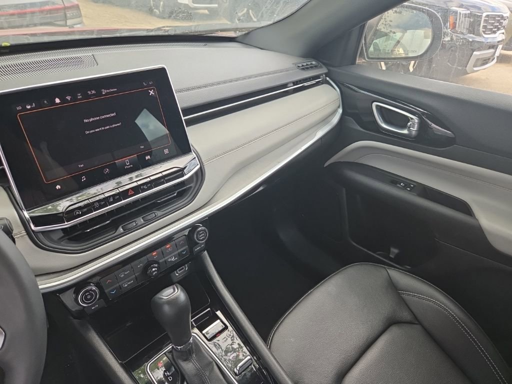 Used 2025 Jeep Compass Limited image 3