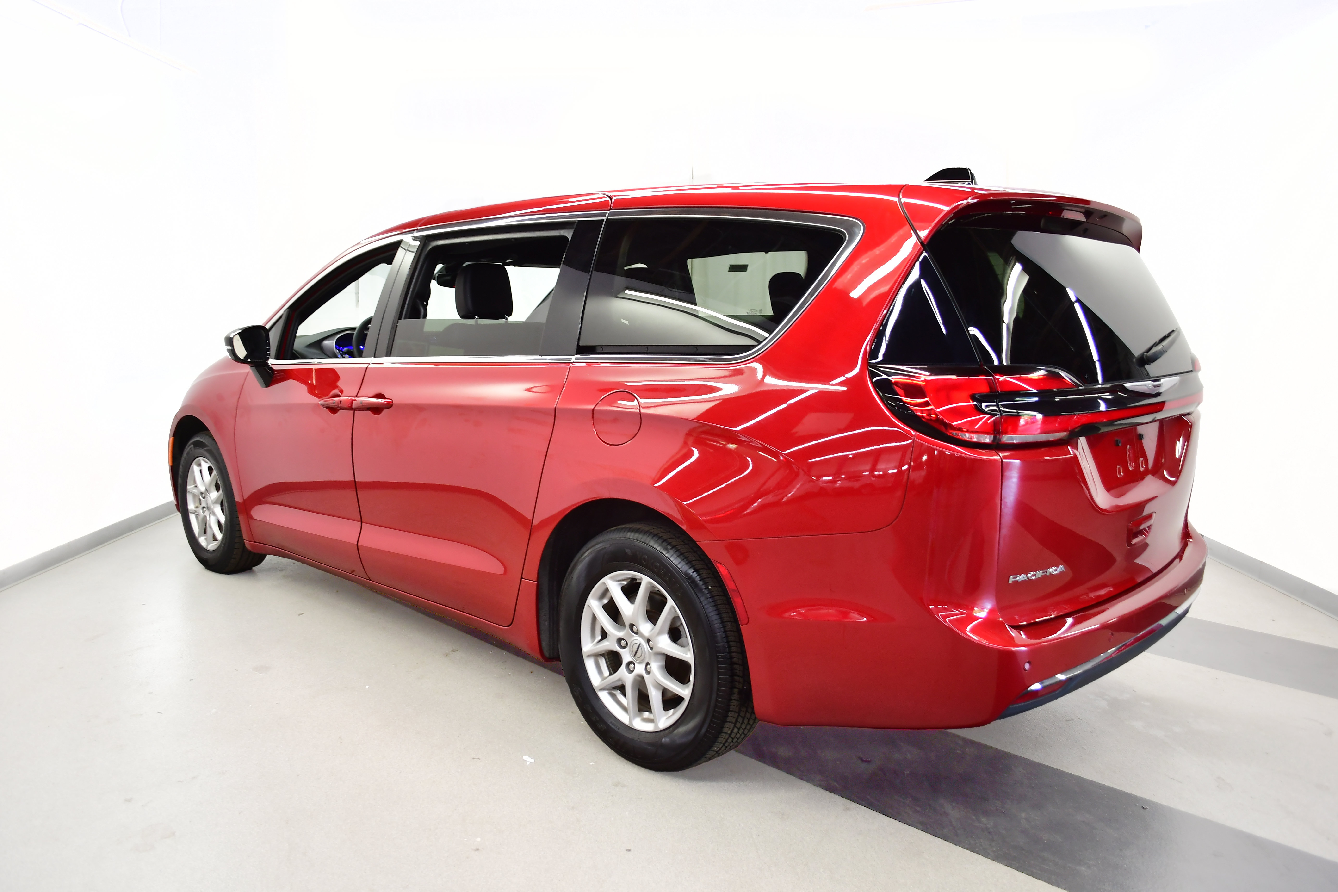 Used 2025 Chrysler Pacifica Select FWD image 5