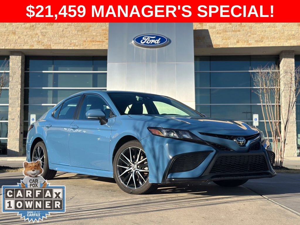 Used 2024 Toyota Camry SE image 1