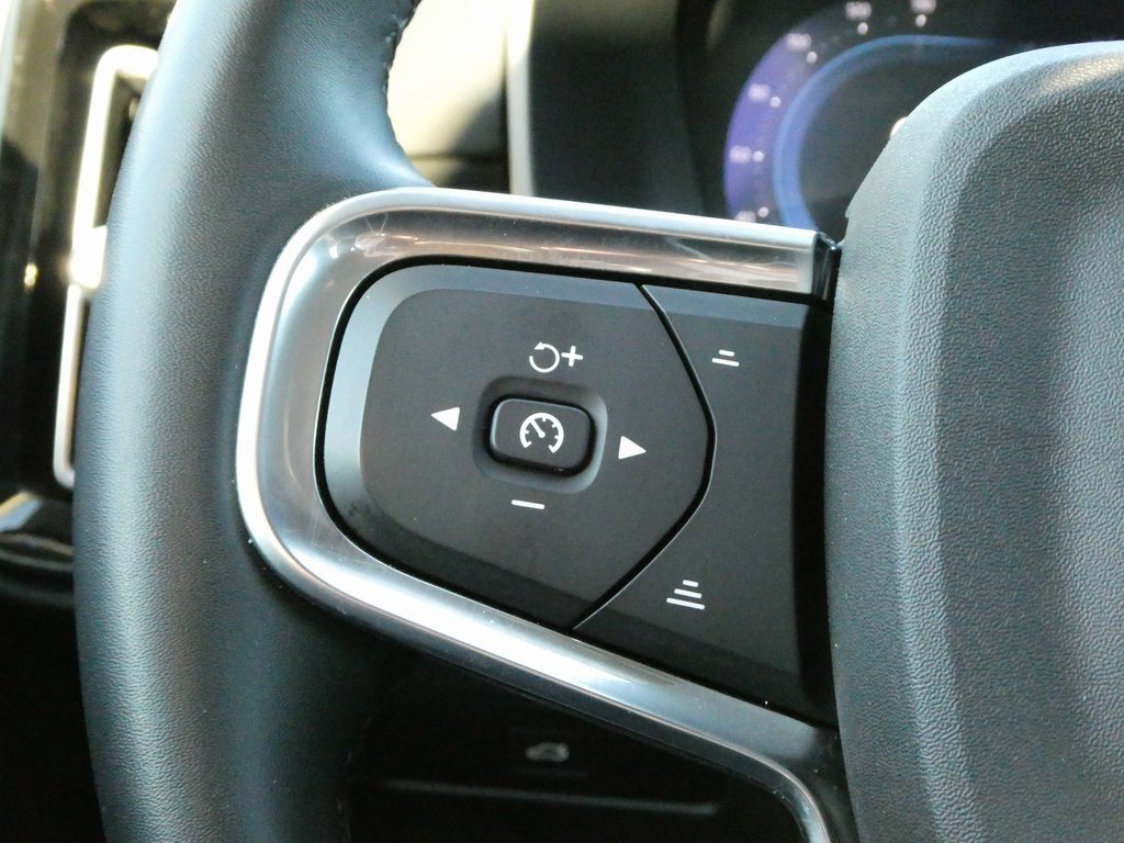 Used 2024 Volvo XC40 B5 Plus image 11