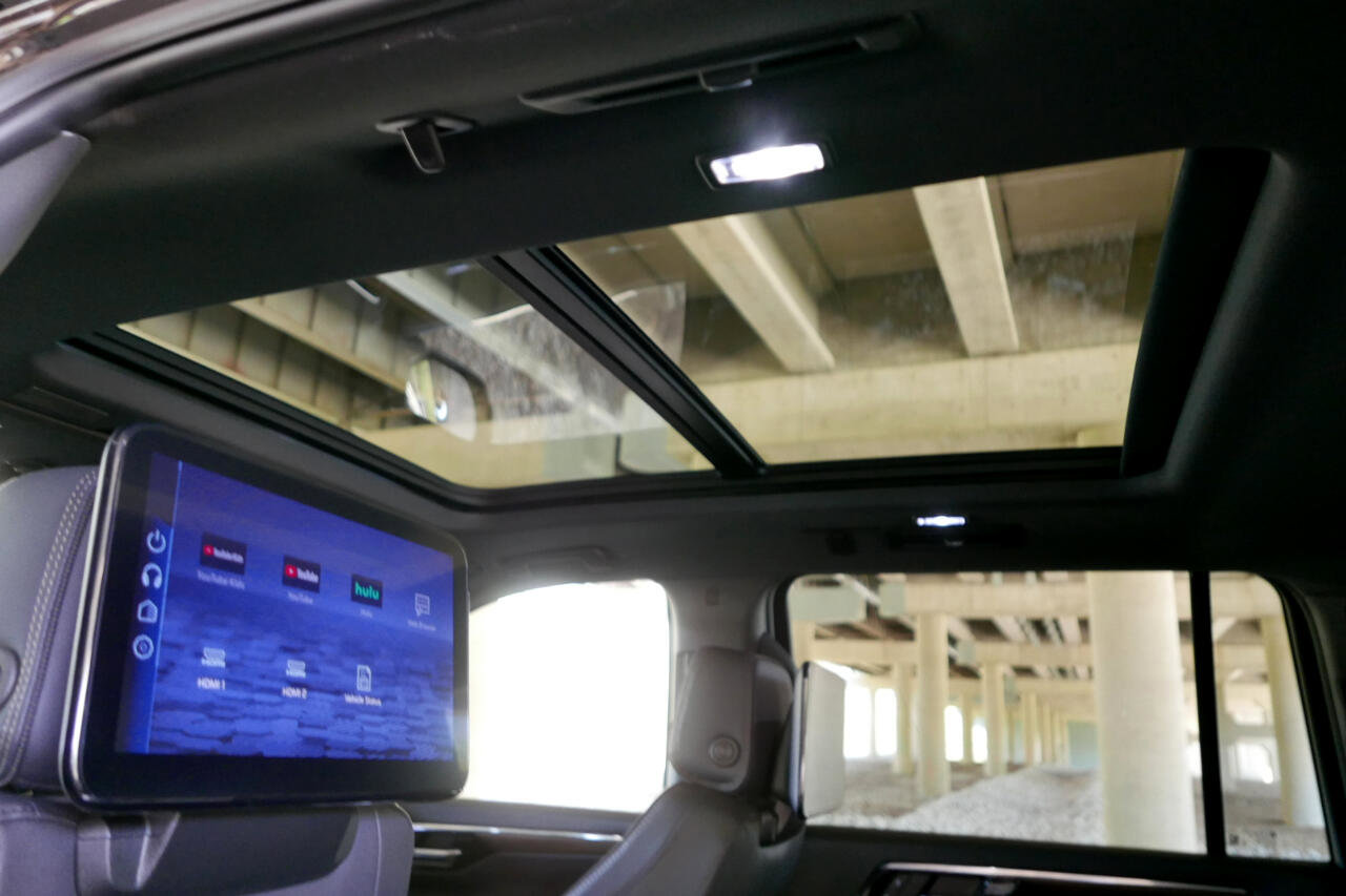 Used 2025 Chevrolet Suburban High Country image 25