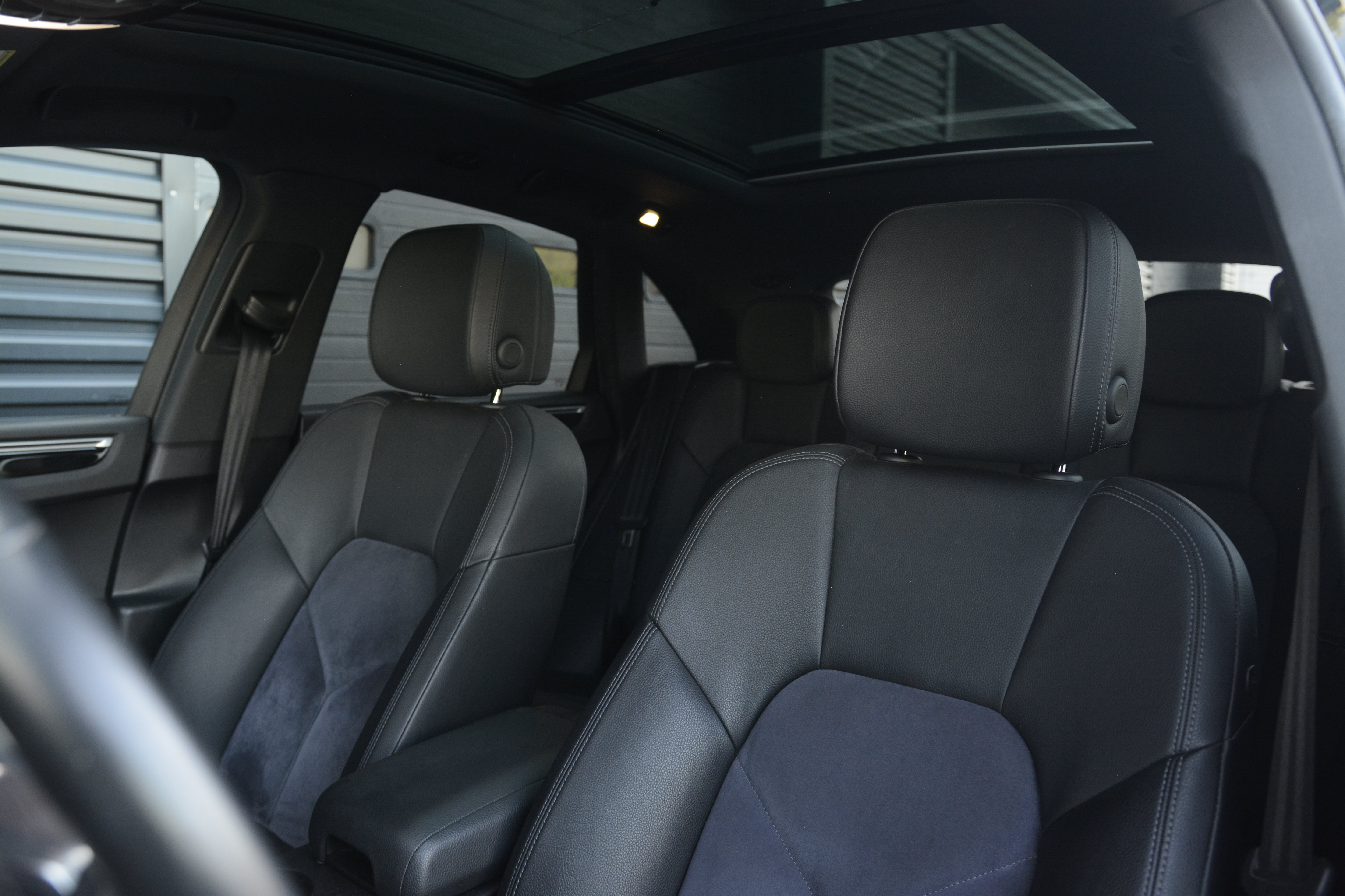 Certified 2019 Porsche Macan AWD/4WD image 5
