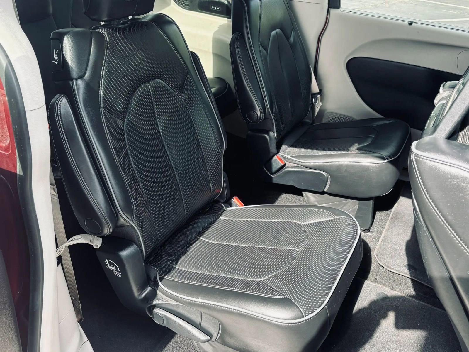 Used 2018 Chrysler Pacifica Limited w/ Tire & Wheel Group FWD image 24