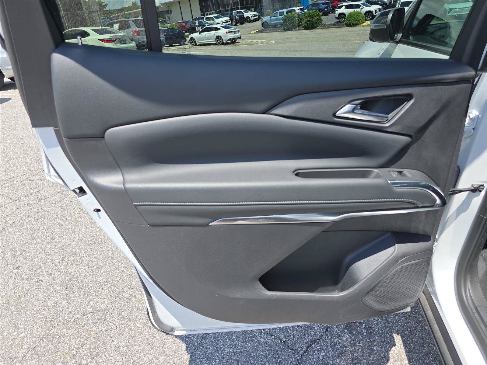 Used 2025 Chevrolet Traverse LT FWD image 13