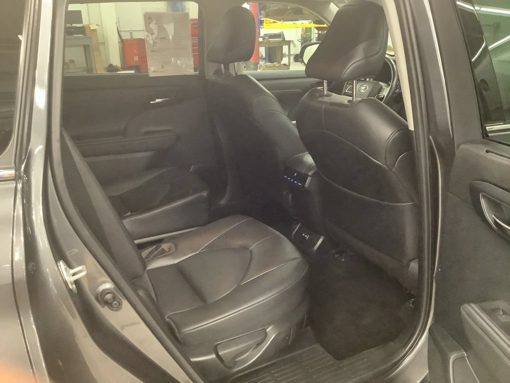 Used 2022 Toyota Highlander XLE AWD/4WD image 16