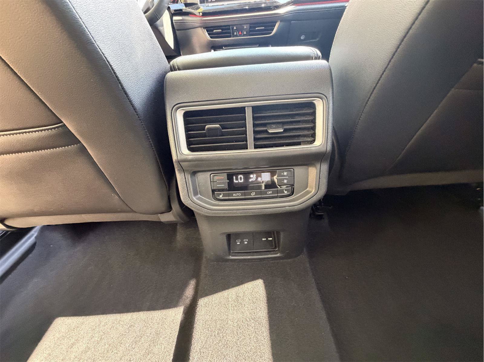 Used 2024 Volkswagen Atlas SEL AWD/4WD image 27