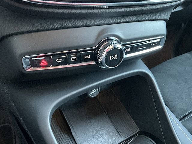 Used 2025 Volvo XC40 B5 Plus image 24