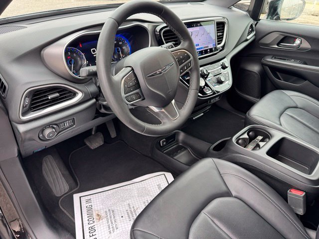 Used 2025 Chrysler Pacifica Select FWD image 14