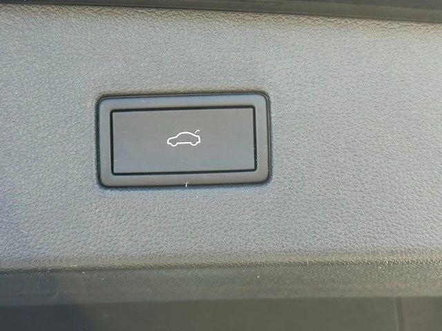 Used 2022 Volkswagen Tiguan SE R-Line image 34