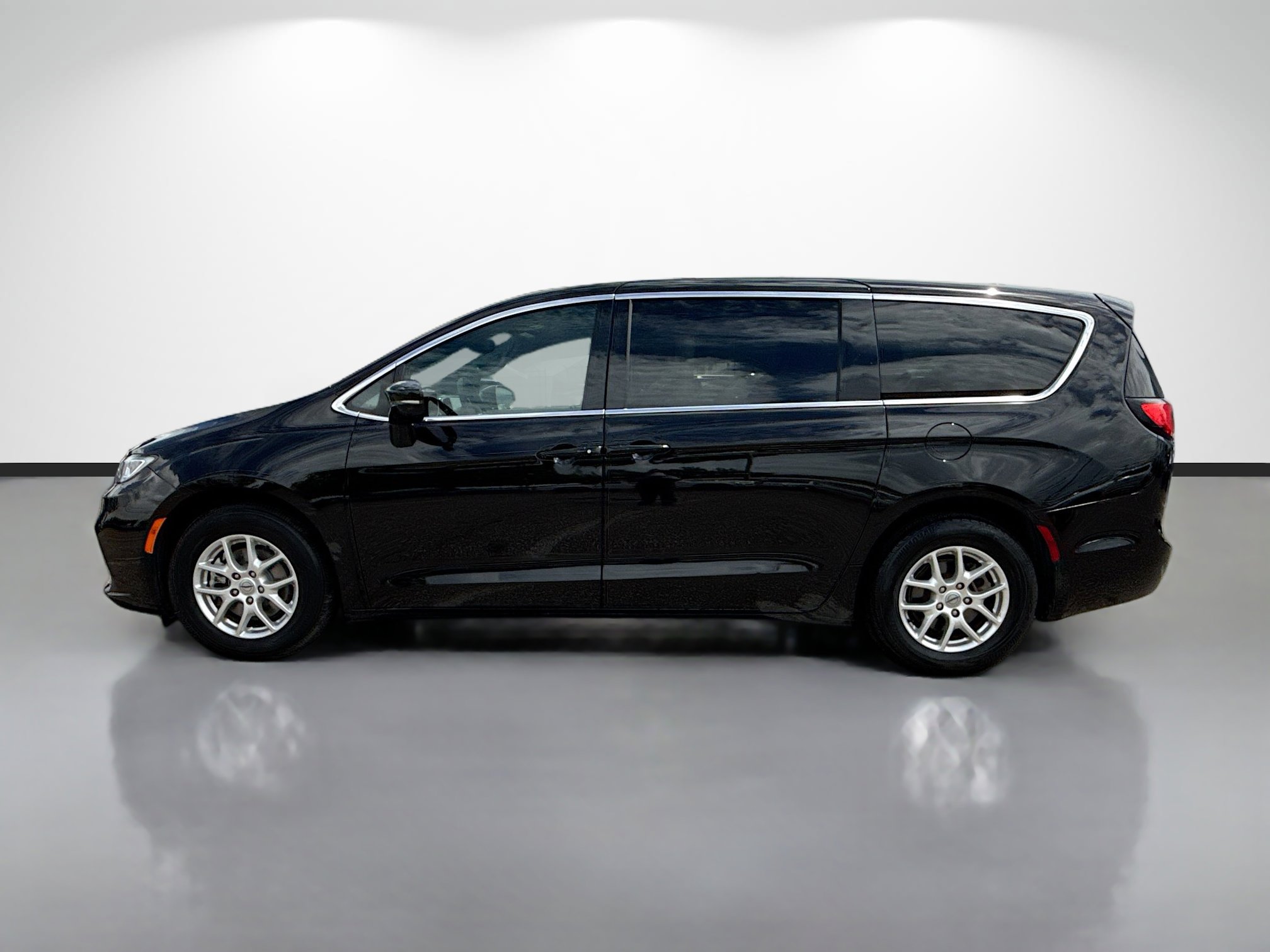 Used 2025 Chrysler Pacifica Select FWD image 6