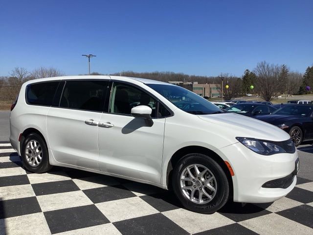 Used 2023 Chrysler Voyager LX image 5