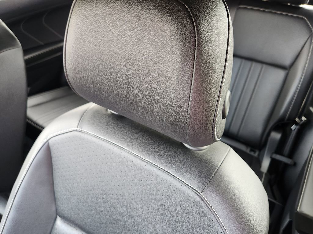 Used 2022 Volkswagen Tiguan SE R-Line image 6