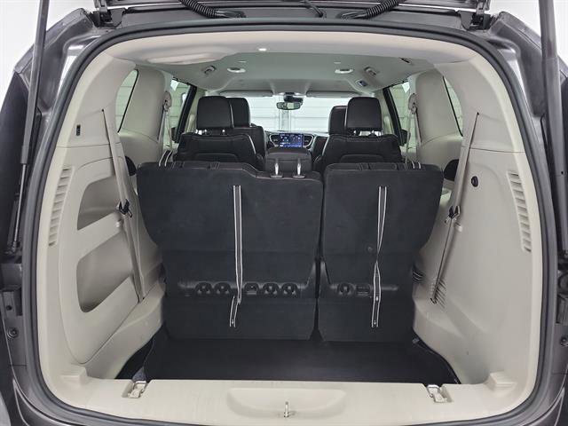 Used 2023 Chrysler Pacifica Touring-L image 7