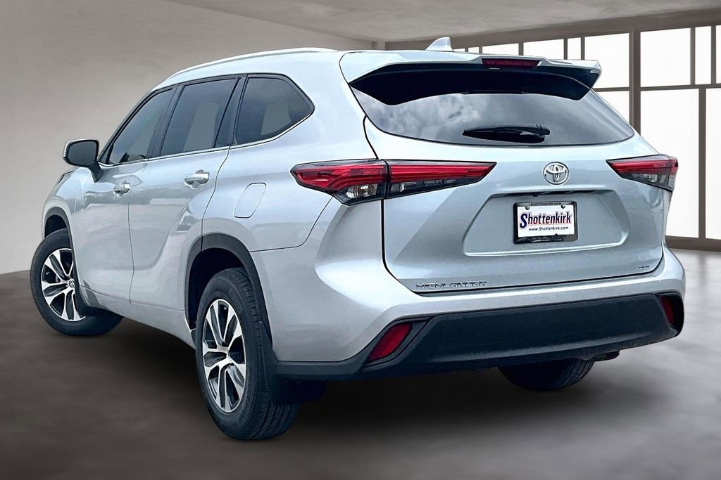 Used 2023 Toyota Highlander XLE image 4