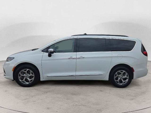 Used 2023 Chrysler Pacifica Limited AWD/4WD image 2