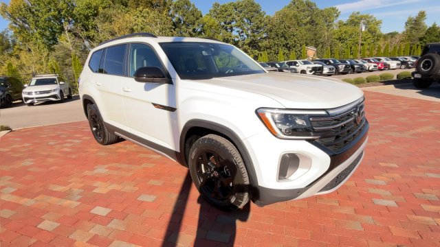 Used 2024 Volkswagen Atlas Peak Edition SEL AWD/4WD image 3