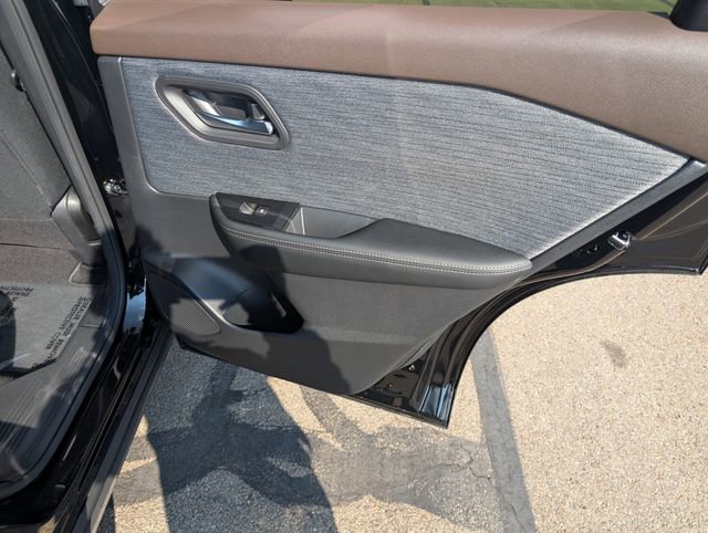 Used 2023 Nissan Rogue SV image 7