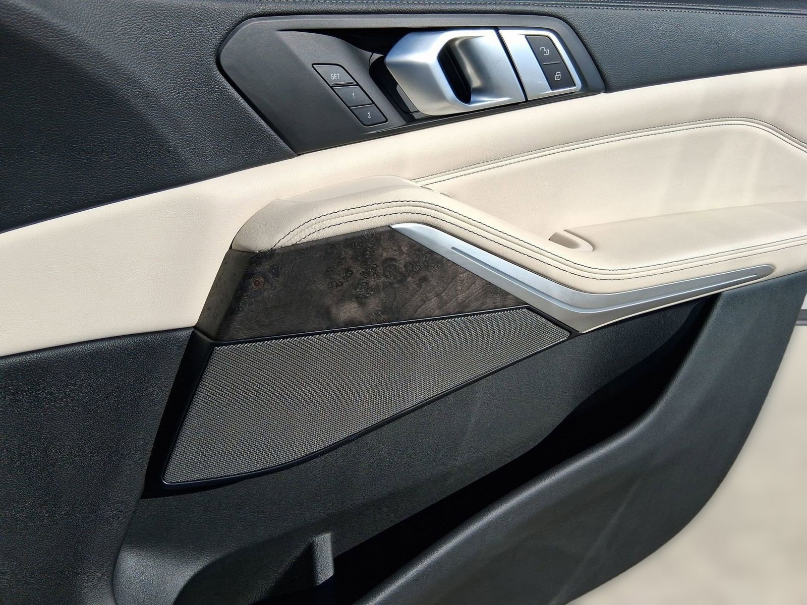 Used 2021 BMW X5 xDrive40i w/ M Sport Package image 30