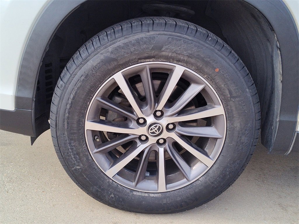 Used 2019 Toyota Highlander SE image 18