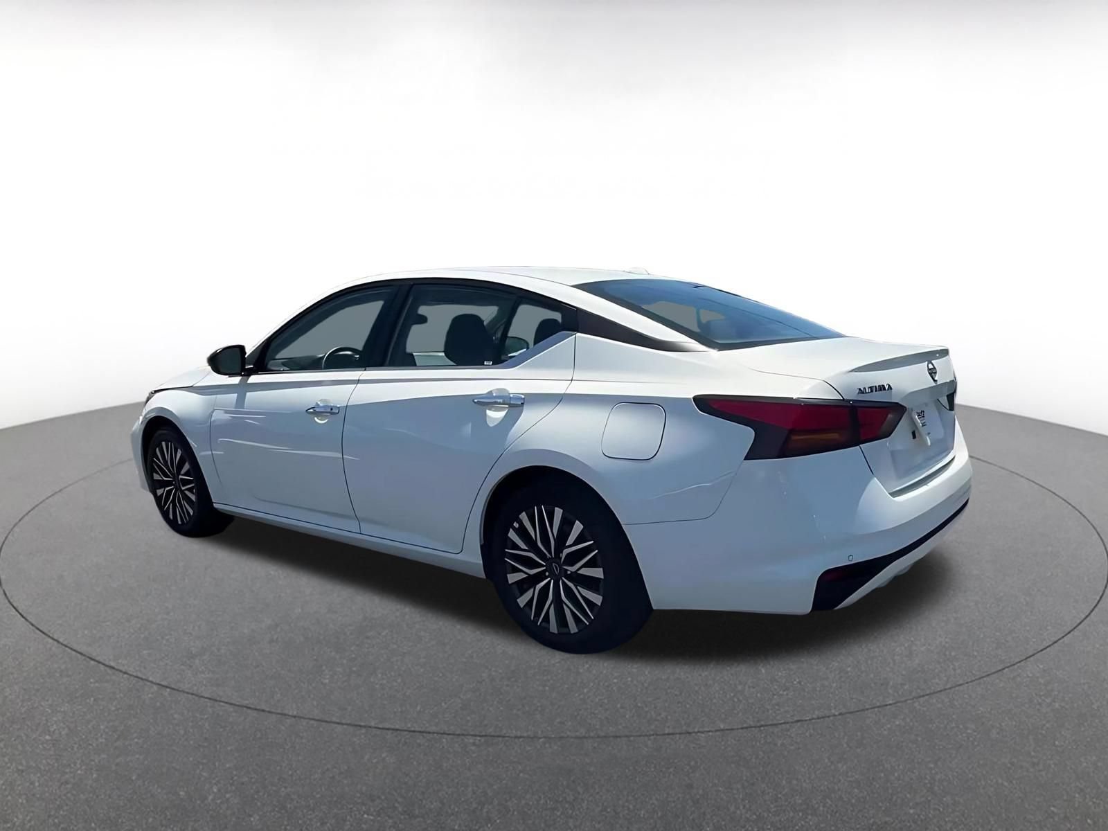 Used 2025 Nissan Altima 2.5 SV FWD image 10