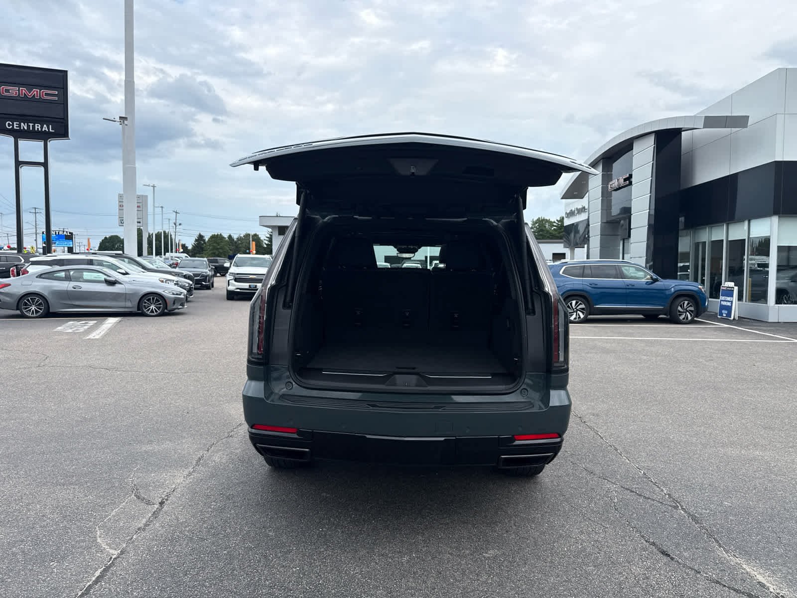 Used 2025 Cadillac Escalade ESV Sport w/ Touring Package AWD/4WD image 10