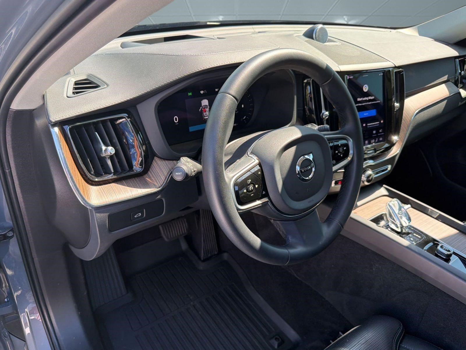 Certified 2023 Volvo XC60 B5 Ultimate AWD/4WD image 4