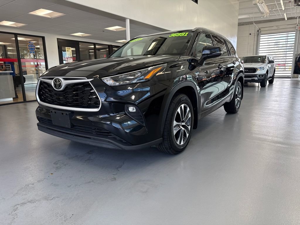 Used 2022 Toyota Highlander XLE image 1