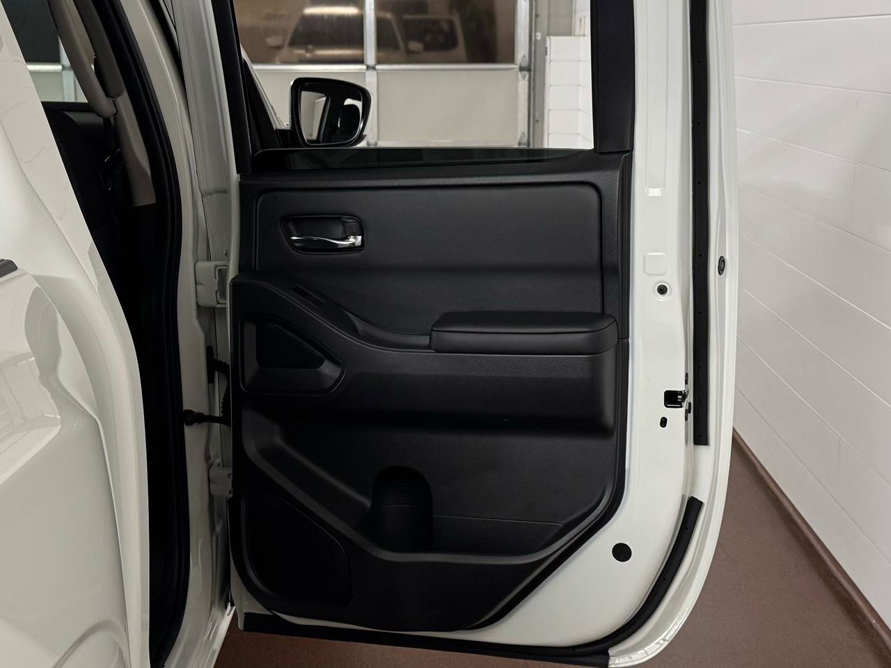 Used 2025 Nissan Frontier SV w/ SV Convenience Package image 32