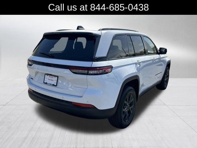 New 2025 Jeep Grand Cherokee Laredo image 5