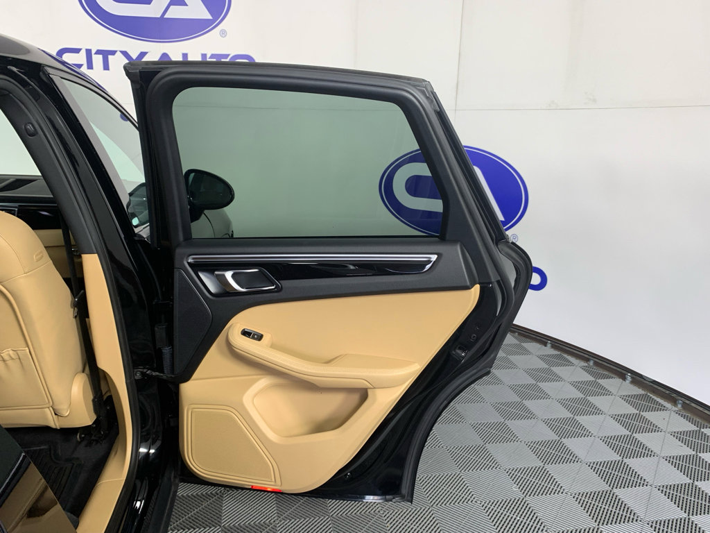 Used 2018 Porsche Macan AWD/4WD image 37