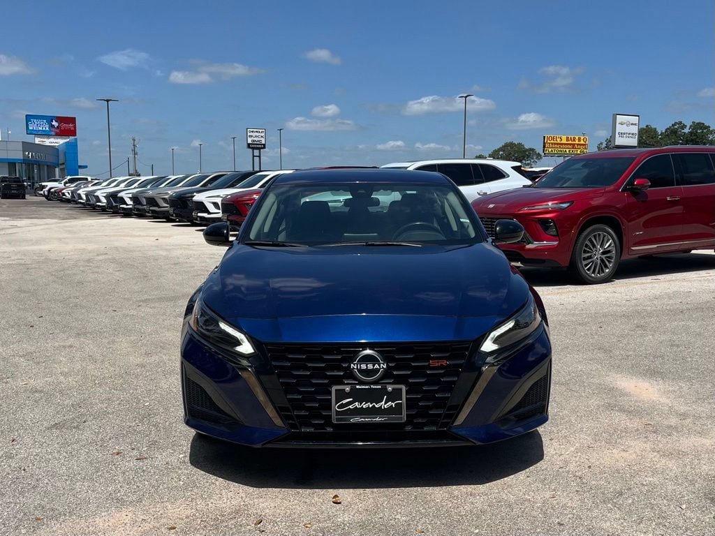 Used 2024 Nissan Altima 2.5 SR FWD image 2