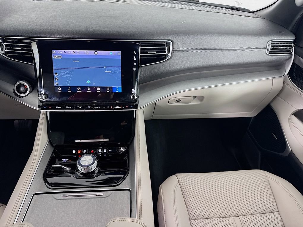 Used 2025 Jeep Wagoneer Series II w/ 8-Passenger Seating Package image 24