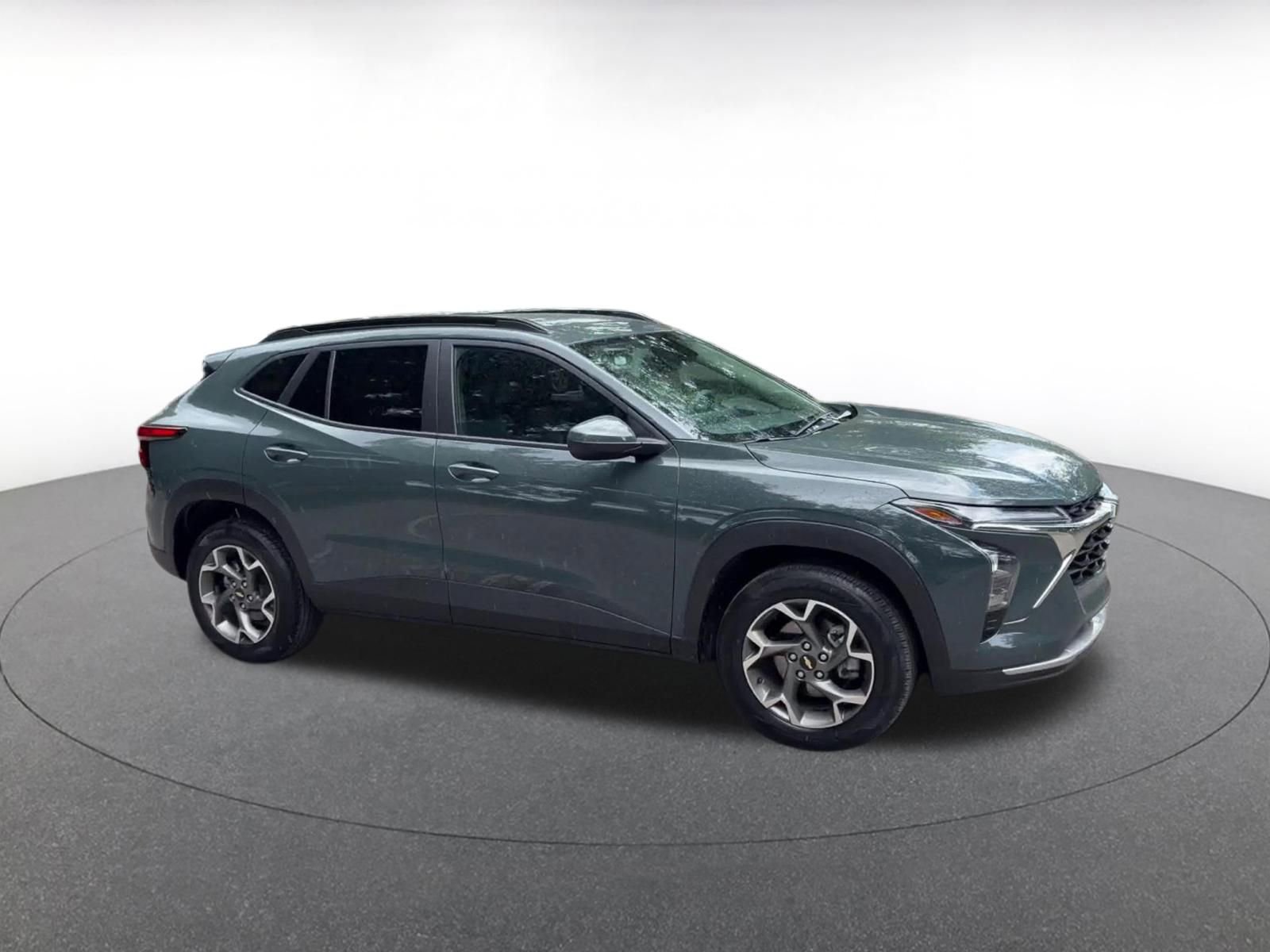 Used 2025 Chevrolet Trax LT FWD image 2