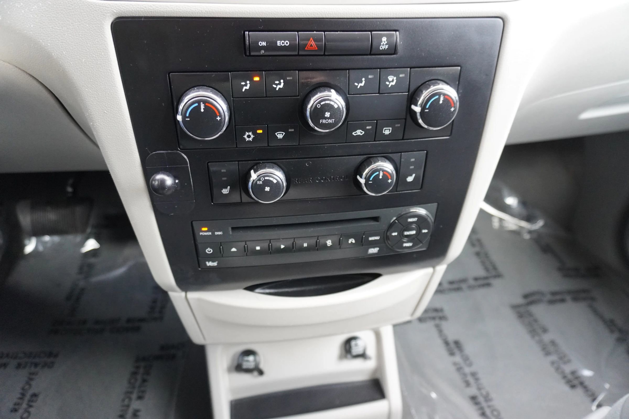 Used 2012 Volkswagen Routan SE FWD image 18