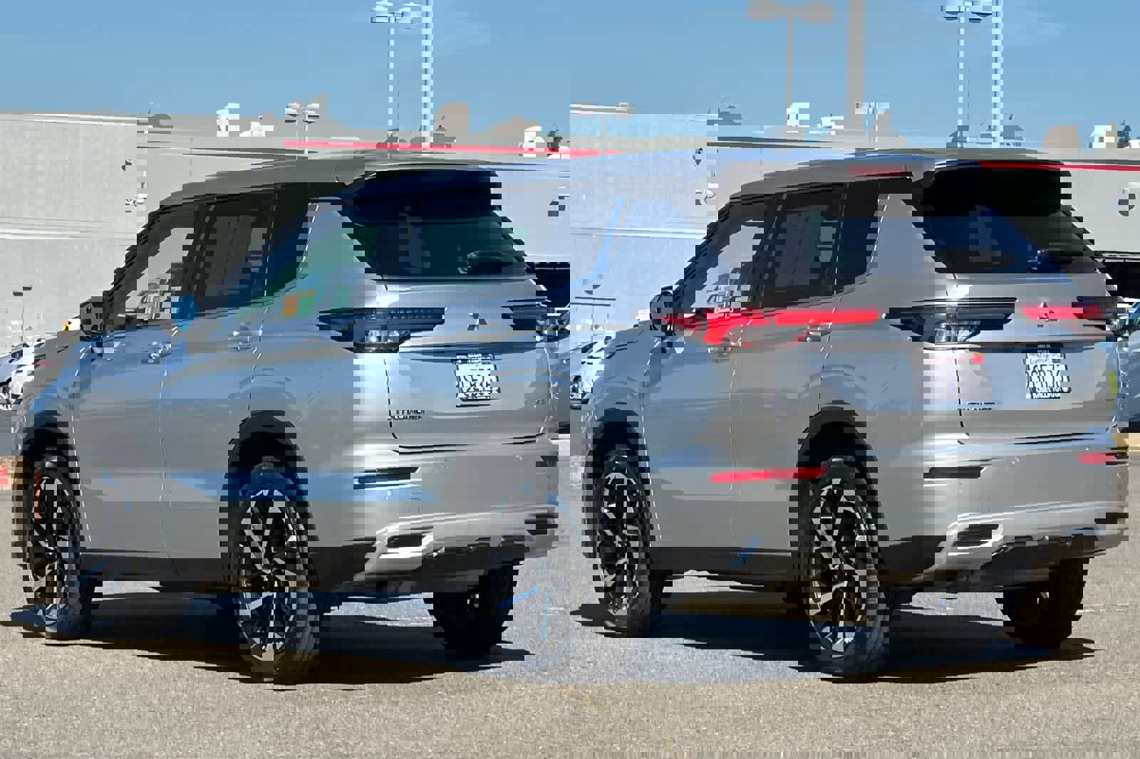 Used 2023 Mitsubishi Outlander SE image 7