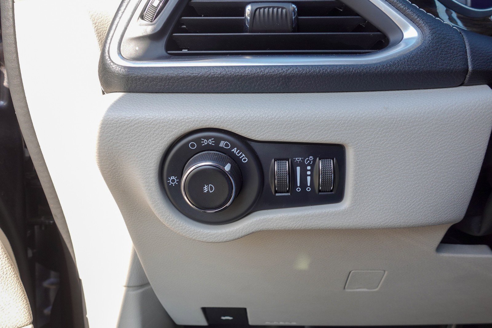 Used 2023 Chrysler Pacifica Limited image 13