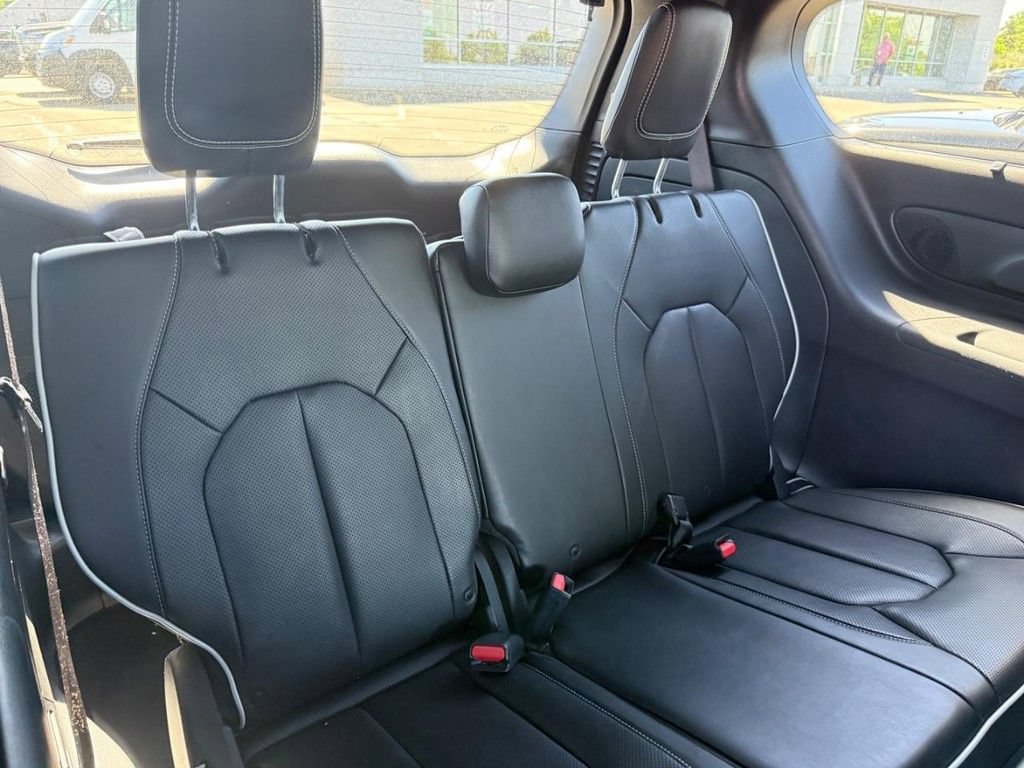 Used 2020 Chrysler Pacifica Limited w/ Advanced Safetytec Group FWD image 6