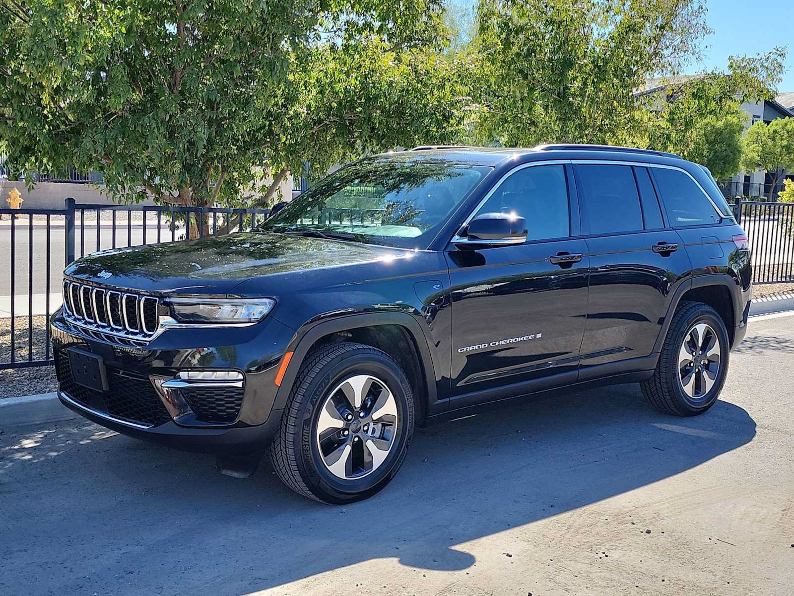 Used 2024 Jeep Grand Cherokee Limited 4xe AWD/4WD image 4