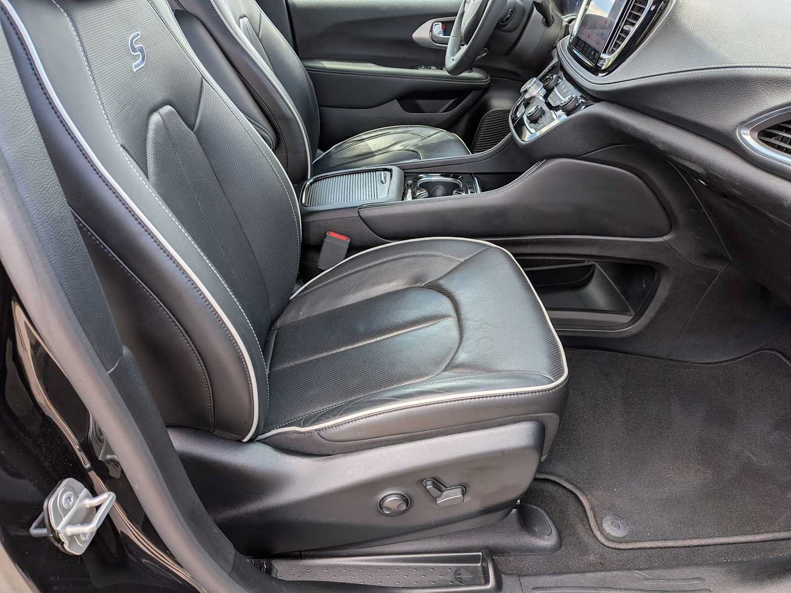 Used 2023 Chrysler Pacifica Limited w/ S Appearance Package AWD/4WD image 22